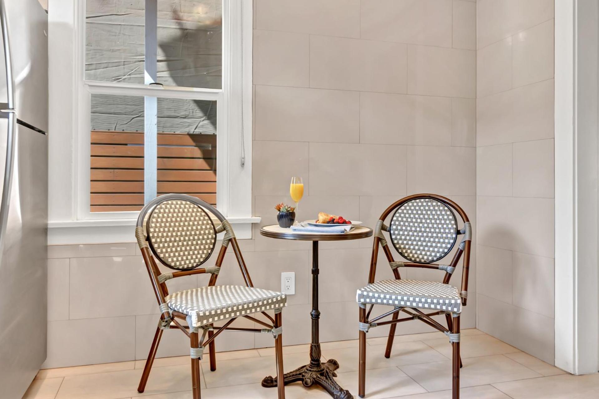 East Village Apartments Лонг Бич Экстерьер фото